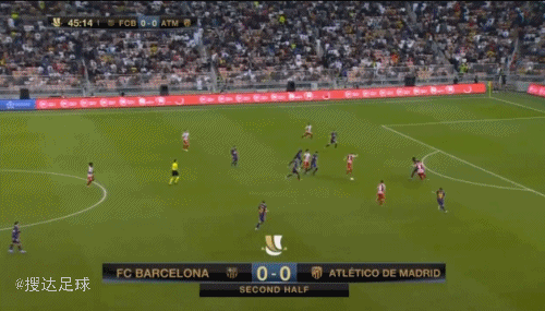 积雪已覆盖球场，加拿大联赛球员在雪战中完成潇洒倒钩得分