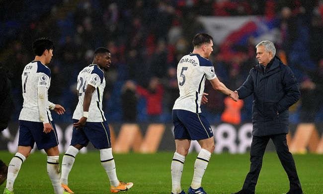 山东男篮险胜北京男篮，以4分优势晋级八强，双方激烈争夺，关键球员表现突出。